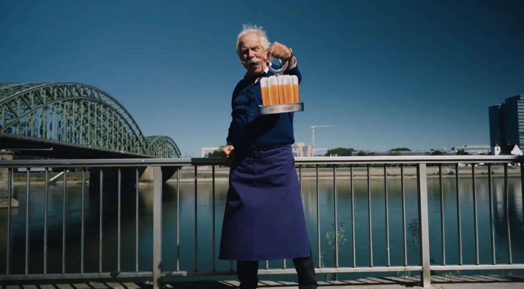 Henning Krautmacher als K&ouml;bes mit einem Kranz K&ouml;lsch auf der Hohenzollernbr&uuml;cke.